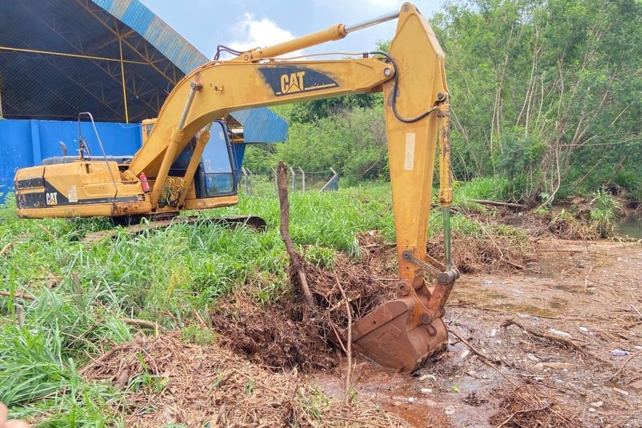 Máquina retira o lixo que acumulou nos últimos dias (Foto: Rodrigo Pirola/Prefeitura de Dourados).