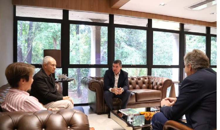 Governador Eduardo Riedel (PSDB) com o presidente da IBÁ, Paulo Hartung, e senadora Tereza Cristina (PP-MS) (Foto: Álvaro Rezende).