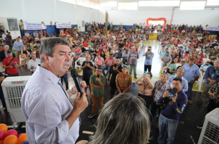 Governador Eduardo Riedel (PSDB) durante discurso em Água Clara (Foto: Saul Schramm).