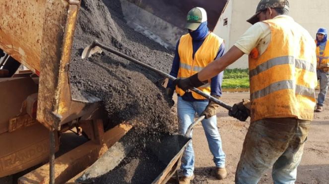 Trabalho de tapa-buraco sendo feito no bairro (Foto: Assecom/Arquivo).