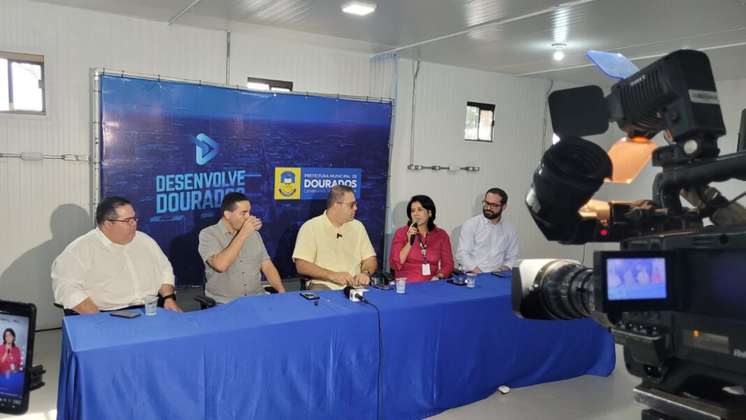 Prefeito Alan Guedes, Dinaci Ranzi, com secretários municipais e equipe da Fiocruz (Foto: Flavio Verão).