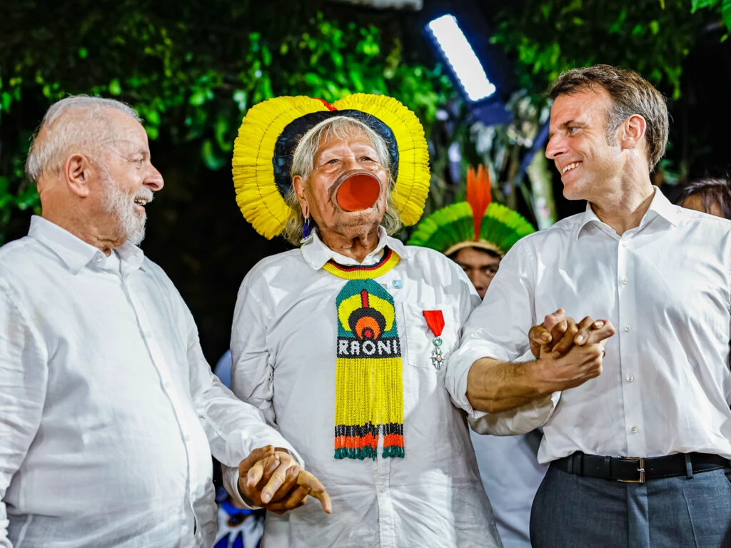 Lula, cacique Raoni e Emmanuel Macron Foto: PR/Ricardo Stuckert.