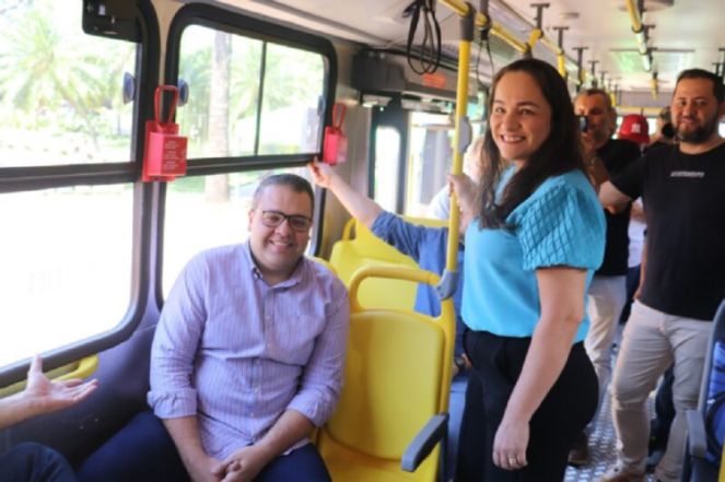 Prefeito Alan Guedes experimenta um dos novos ônibus entregues (Foto: Rodrigo Pirola/Prefeitura).