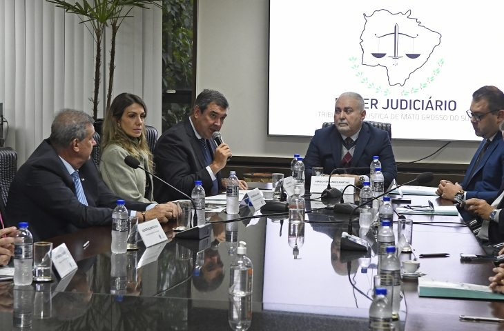 Medida foi assinada ontem pelo governador Eduardo Riedel (PSDB) e o Judiciário (Foto: Bruzo Rezende).