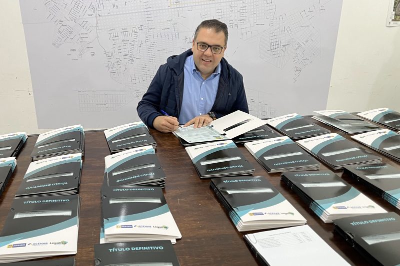 Alan Guedes assinou novos títulos para famílias do Vida Nova Cancha (Foto: Assecom).