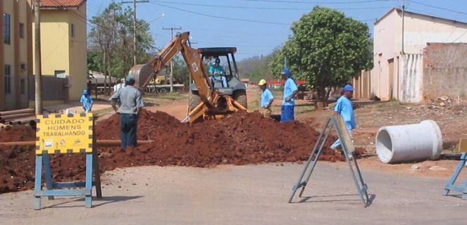 Obra de esgotamento sanitário em município de MS (Foto: Acom).