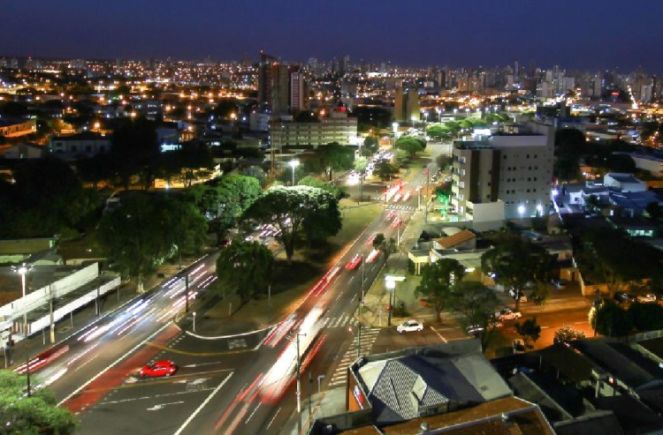 Imagem noturna de Campo Grande (Foto: Saul Schramm).