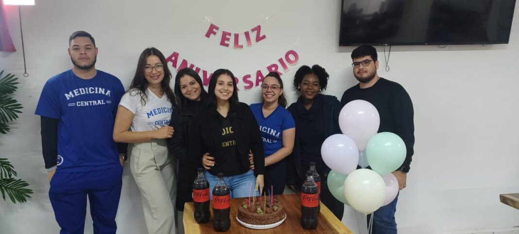 Juliana (ao centro de blusa preta) comemora ao lado de amigos.