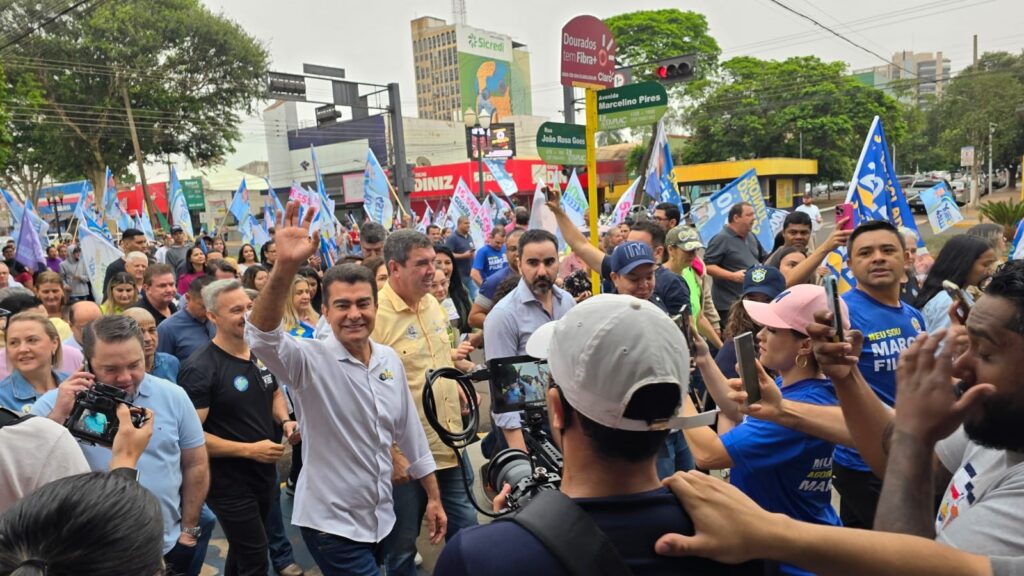 Multidão acompanha caminhada de Marçal Filho com governador Eduardo Riedel em Dourados