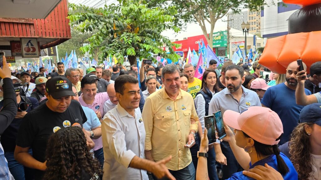 Multidão acompanha caminhada de Marçal Filho com governador Eduardo Riedel em Dourados