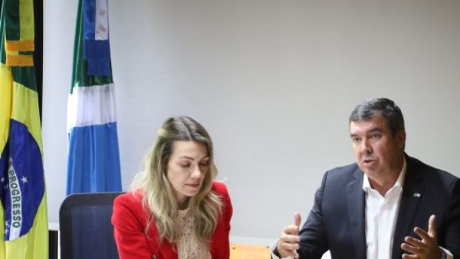 Governador Eduardo Riedel com a procuradora-geral Ana Ali Garcia (Foto: Álvaro Rezende).