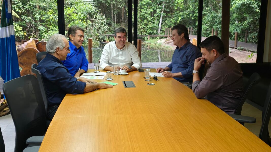 Marçal Filho reunido com o governador Eduardo Riedel, com o secretário de Estado de Saúde, Maurício Simões Corrêa, e com o ex-governador Reinaldo Azambuja (Foto: Divulgação).