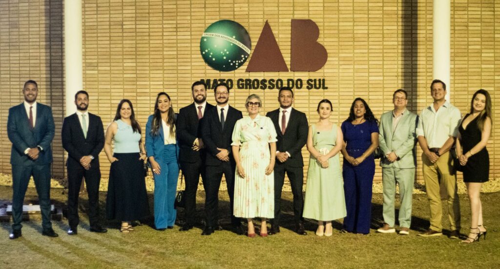 Momento em que a advogada Edna Bonelli, acompanhada pelos demais integrantes da diretoria, registrava a chapa “OAB Força e Compromisso” na sede da Seccional em Campo Grande (Foto Divulgação).