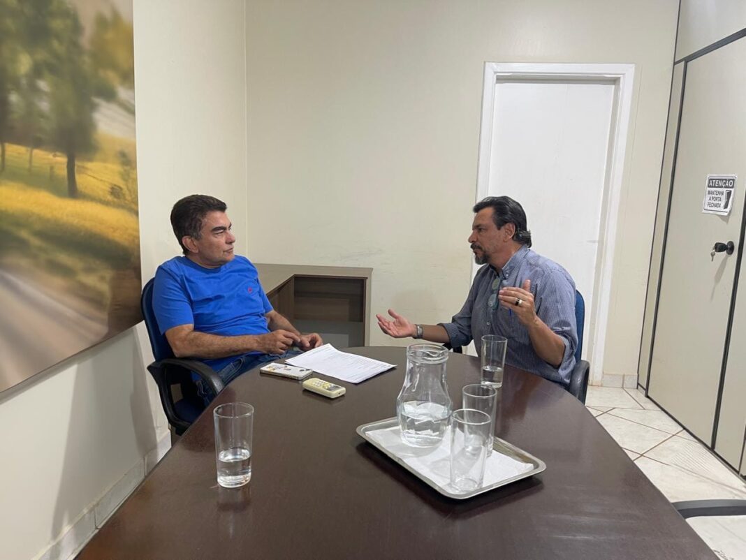 O prefeito eleito de Dourados, Marçal Filho, reunido com o secretário de Estado, Marcelo Miranda: parceria pela cultura, esporte, lazer e turismo (Foto: Divulgação).