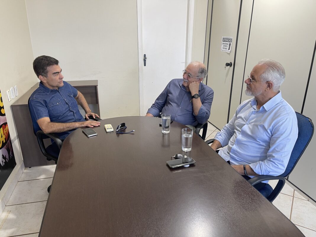 Marçal Filho reunido com o deputado federal Luiz Ovando e o vereador Sérgio Nogueira, (Foto: Divulgação).