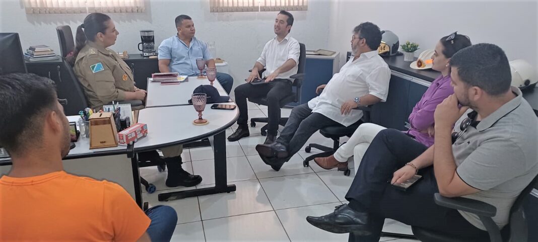 Carlos Bernardo e sua equipe foram recebidos pela liderança do Corpo de Bombeiros em Ponta Porã.