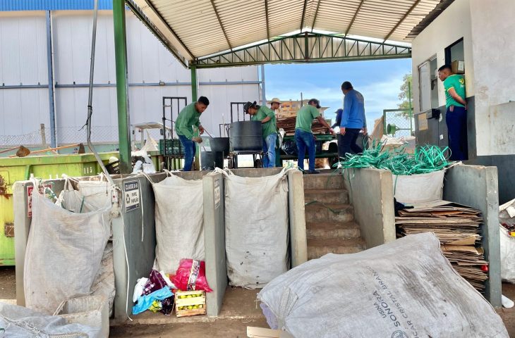 Matéria orgânica se transforma em adubo para melhorar a qualidade do solo e embalagens seguem para reciclagem.