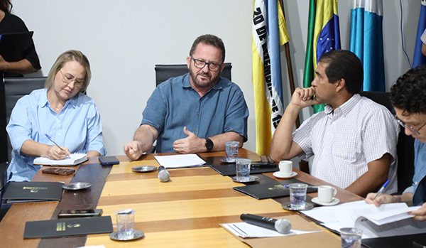 Presidente Laudir reuniu novos vereadores e assessores na manhã desta quarta-feira (Foto: Valdenir Rodrigues/CMD).