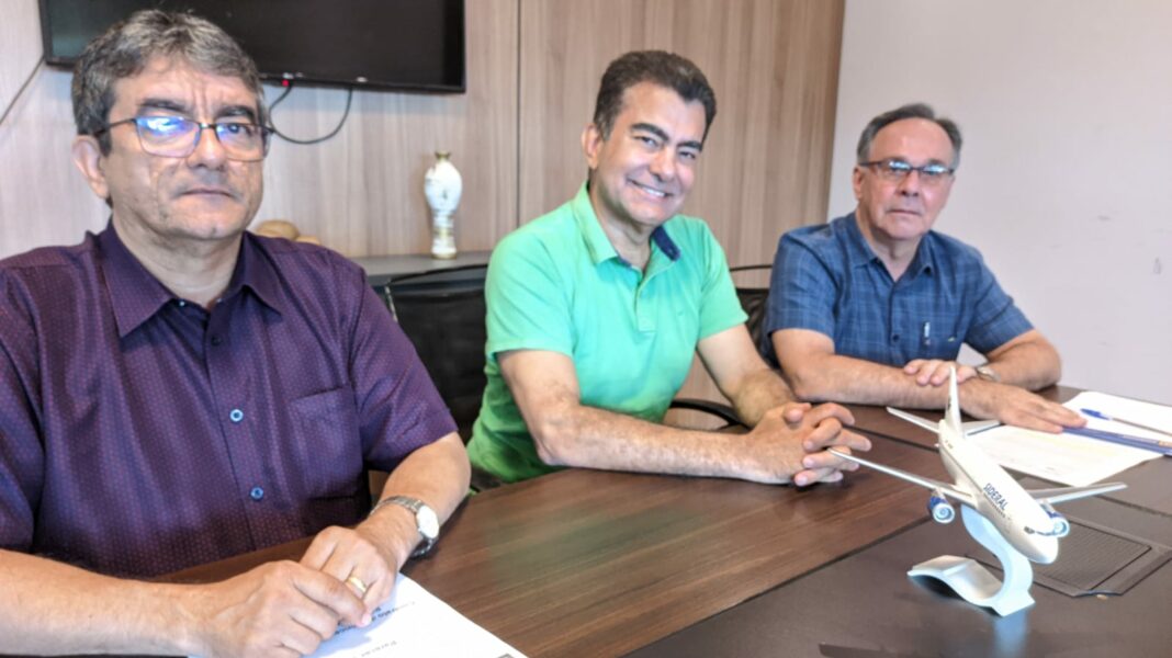 Marçal Filho reunido com Luiz Roberto Martins de Araújo, o Beto, e Juscelino Cabral, para discutir os próximos passos até a liberação total da pista do Aeroporto de Dourados (Foto: Marcos Santos)