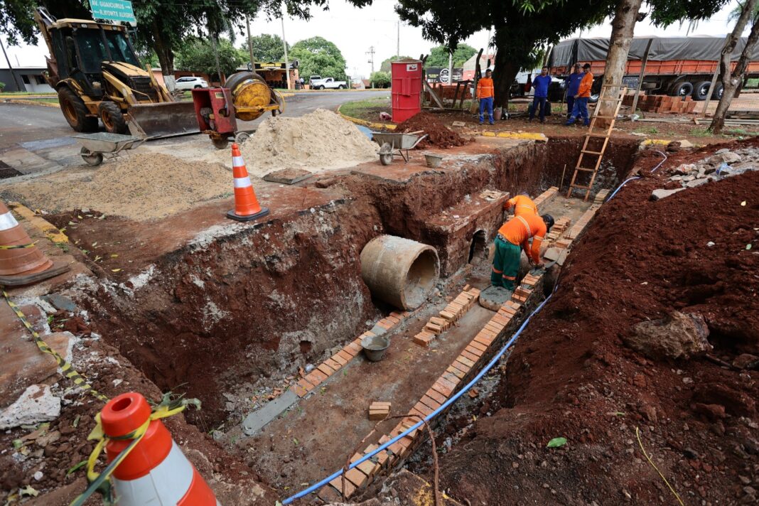 Equipe da Prefeitura realiza reparo nos bueiros que não apresentavam desnível para captação de água de chuva.