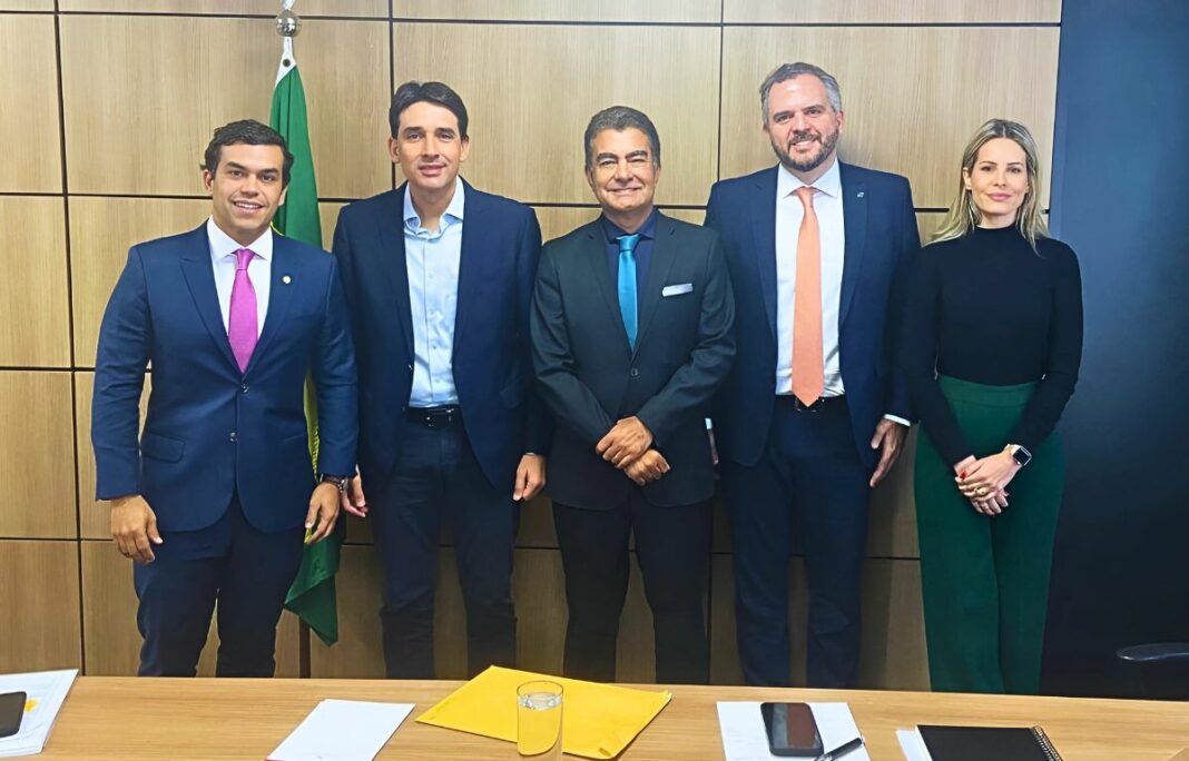 O prefeito Marçal Filho e o deputado Beto Pereira com o ministro Silvio Costa, com o secretário de Aviação Civil Tomé Franca e com a diretora Luíza de Amorim, no Ministério de Portos e Aeroportos (Foto: Divulgação).