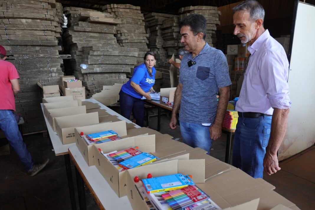 Pela primeira vez na história, prefeitura entrega kits escolares no 1º dia de aula