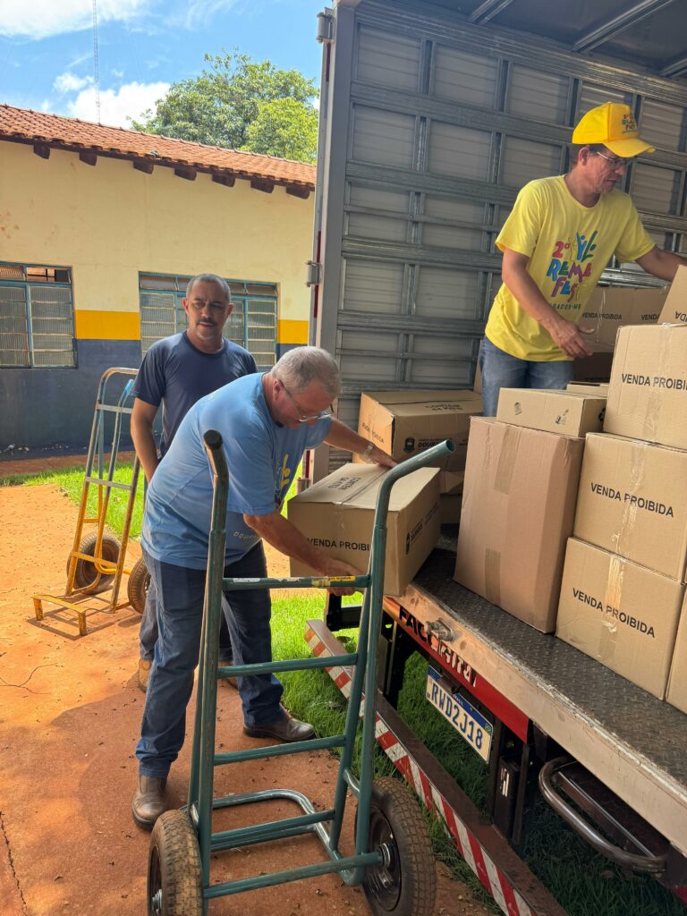 Pela primeira vez na história, prefeitura entrega kits escolares no 1º dia de aula