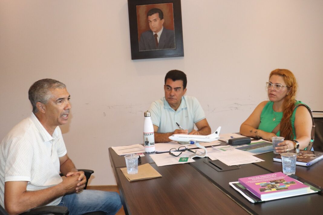 O desportista Salim Raidan Neto reunido com o prefeito Marçal Filho e com a interina Sandra Giselly Amaral Assunção (Foto: A. Frota).