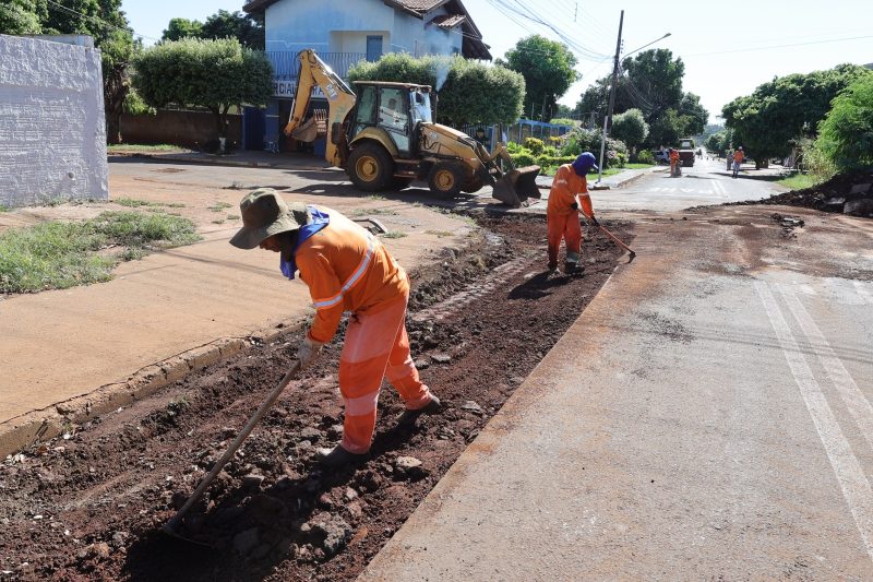 Rua Neli Todeschini e Major Capilé, no Santa Maria, concentra uma das quatro equipes de tapa-buraco da Prefeitura de Dourados. Foto: A. Frota.