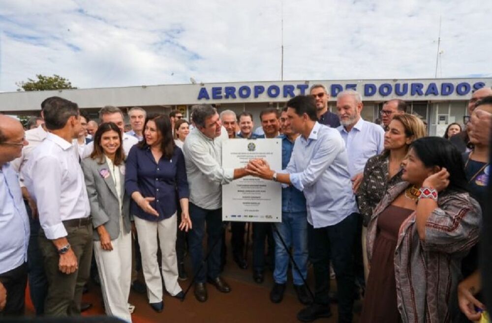 Governador Eduardo Riedel e o ministro Silvio Costa Filho na cerimônia de entrega.