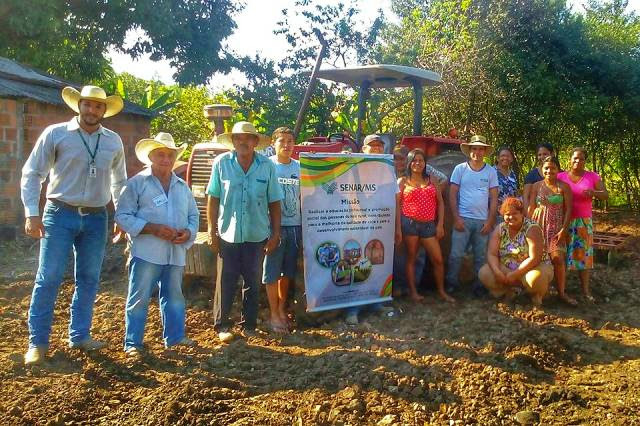 Moradores de comunidade em Fátima do Sul criam horta comunitária após capacitação do Senar/MS